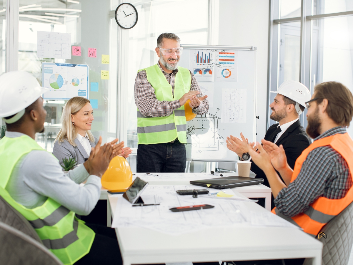 Zespół budowlany na naradzie — koordynacja prac
