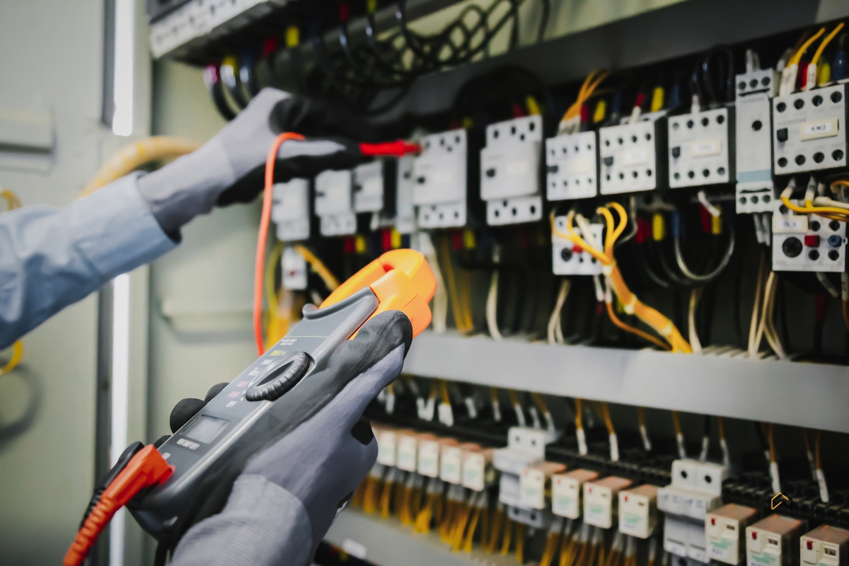 Elektryk montujący instalację elektryczną w nowym domu jednorodzinnym