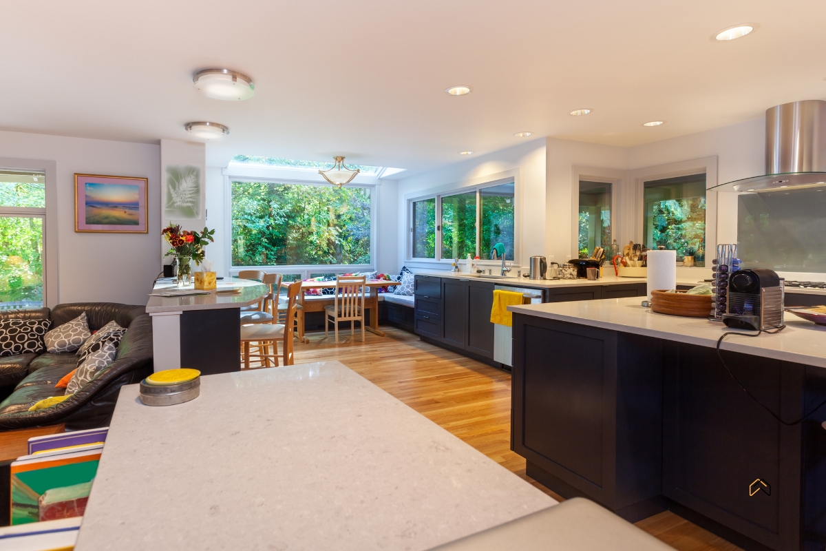 Przestronna kuchnia z jadalnią i dużymi oknami z widokiem na ogród
